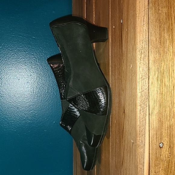 Aravon leather and suede heels​ - Picture 1 of 12